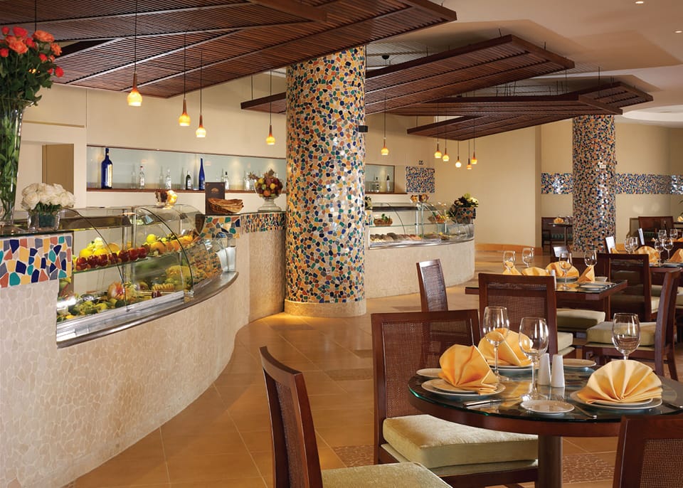 4 restaurants; breakfast, lunch, dinner, and brunch served