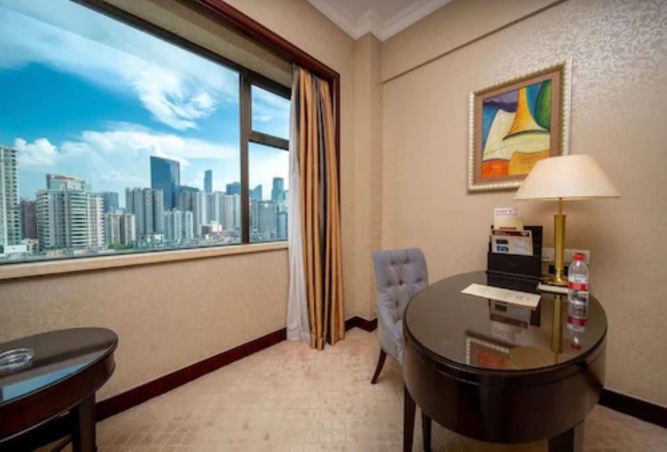 DELUXE KING ROOM | 1 bedroom, down comforters, minibar, in-room safe