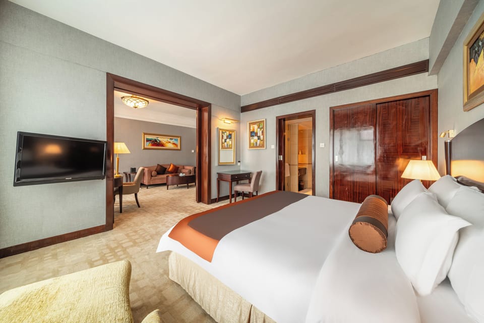 BUSINESS SUITE | 1 bedroom, down comforters, minibar, in-room safe