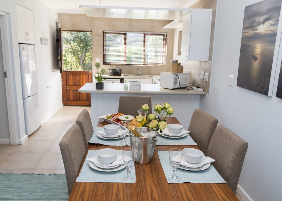 Full-size fridge, microwave, oven, stovetop