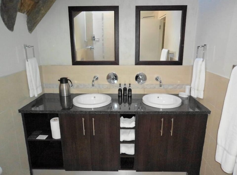 Comfort Double or Twin Room (Twin / Double Rooms ) | Bathroom sink
