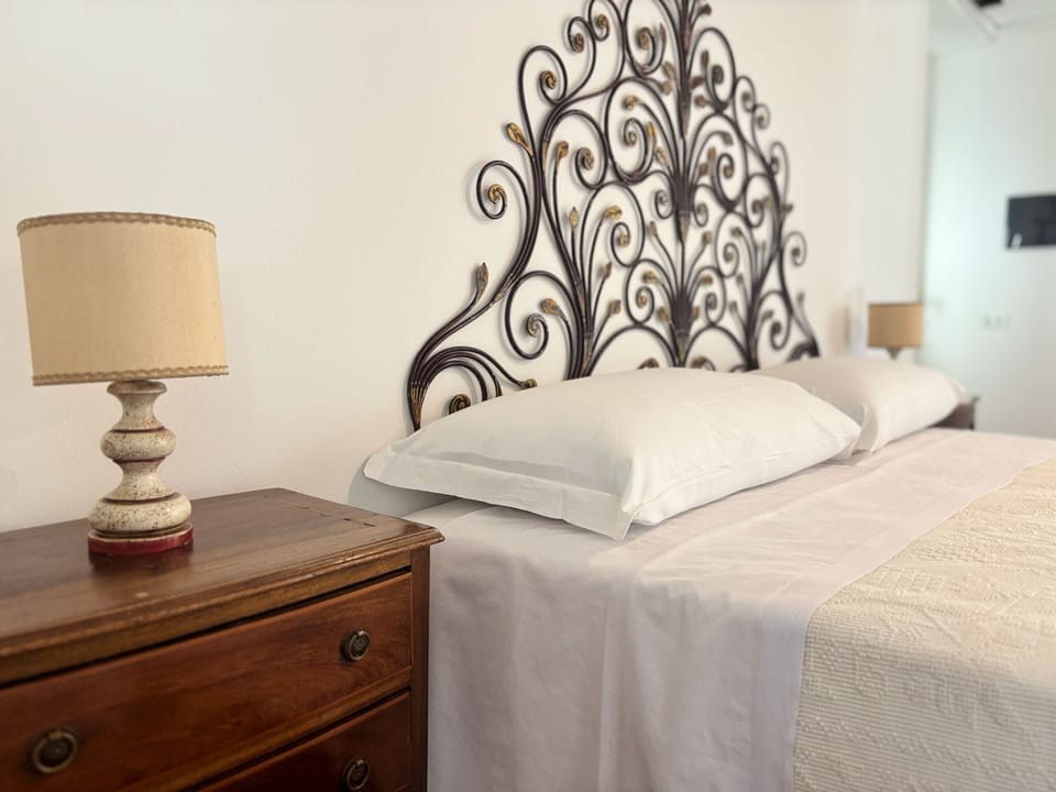 Superior Suite, Mountain View | In-room safe, laptop workspace, soundproofing, WiFi (free)