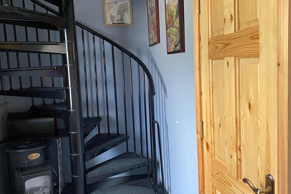Studio Sleeps 2 -private Hot Tub -enclosed Garden Apartment in County Kerry