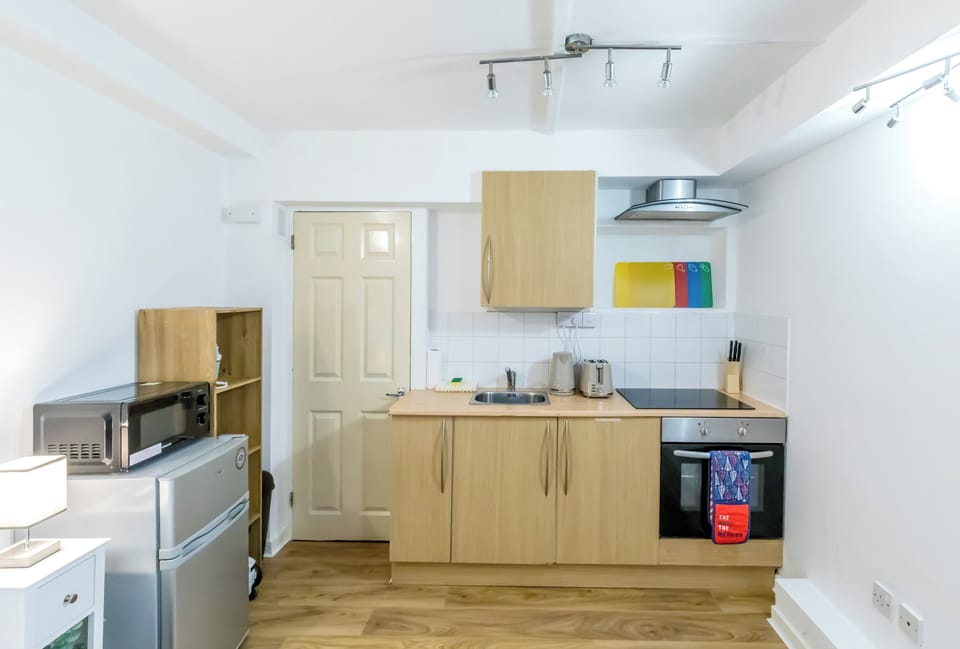 Fridge, oven, stovetop, electric kettle
