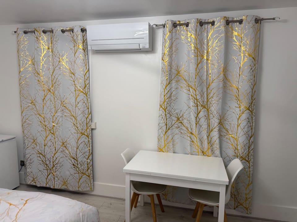 Studio Sleeps 2 With Air Conditioning Apartment in Croydon
