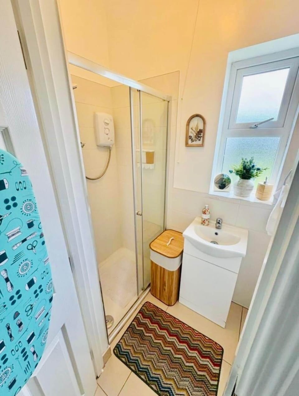 1 Bed Flat - Sleeps 2 - Parking - Garden Apartment in Northern Ireland
