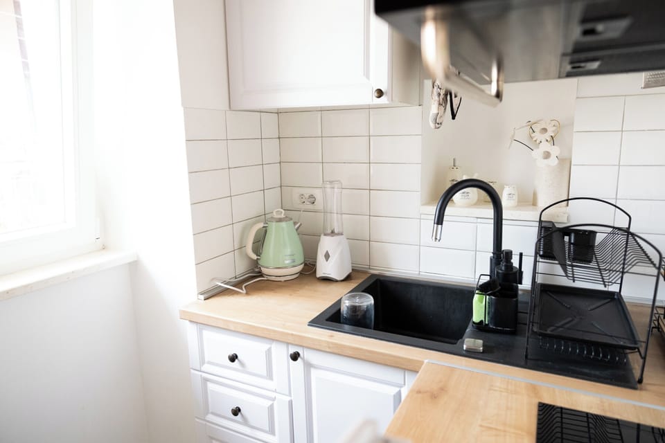 Fridge, oven, stovetop, electric kettle