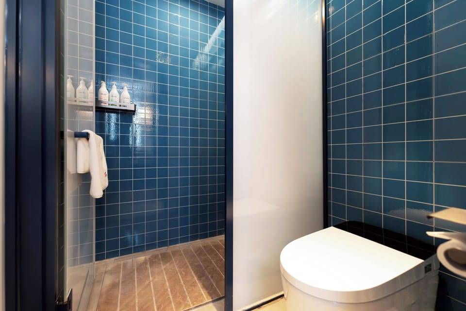 Superior Twin Room, Garden View | Bathroom | Shower, hair dryer, towels, soap