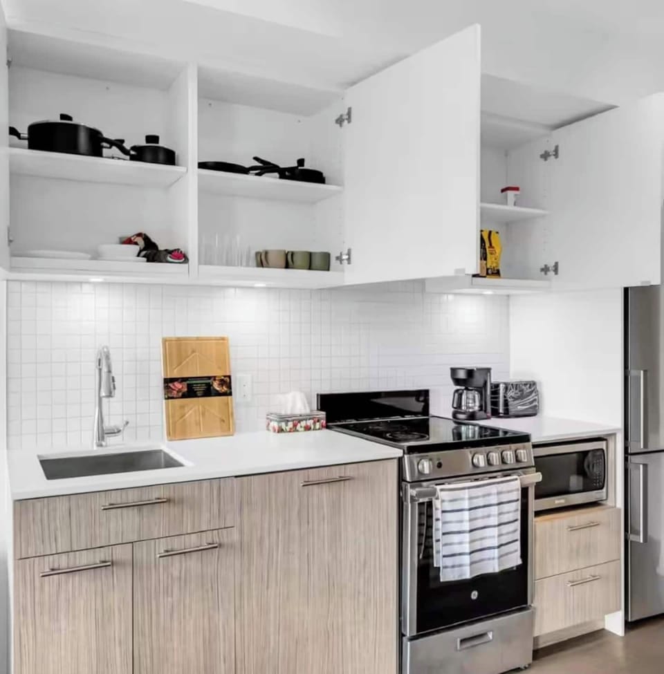 Deluxe Studio | Private kitchen | Full-size fridge, microwave, oven, stovetop