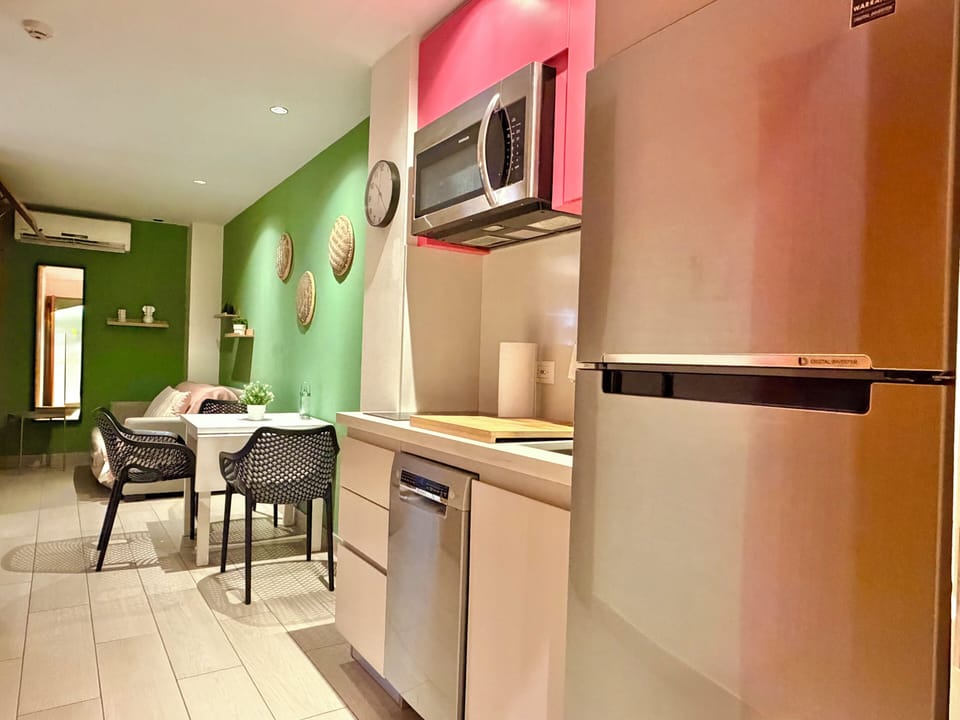 Coffee/tea maker, mini-fridge, microwave, stovetop