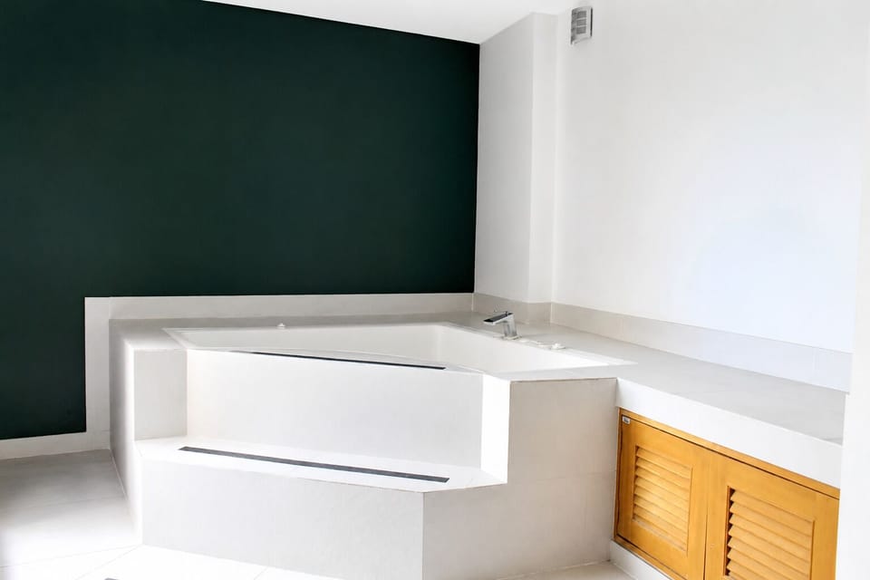 Junior Room, Balcony, City View | Bathroom | Hair dryer, towels, soap, shampoo