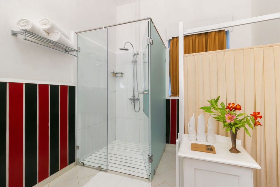 Family Suite | Bathroom | Shower, free toiletries, hair dryer, bathrobes
