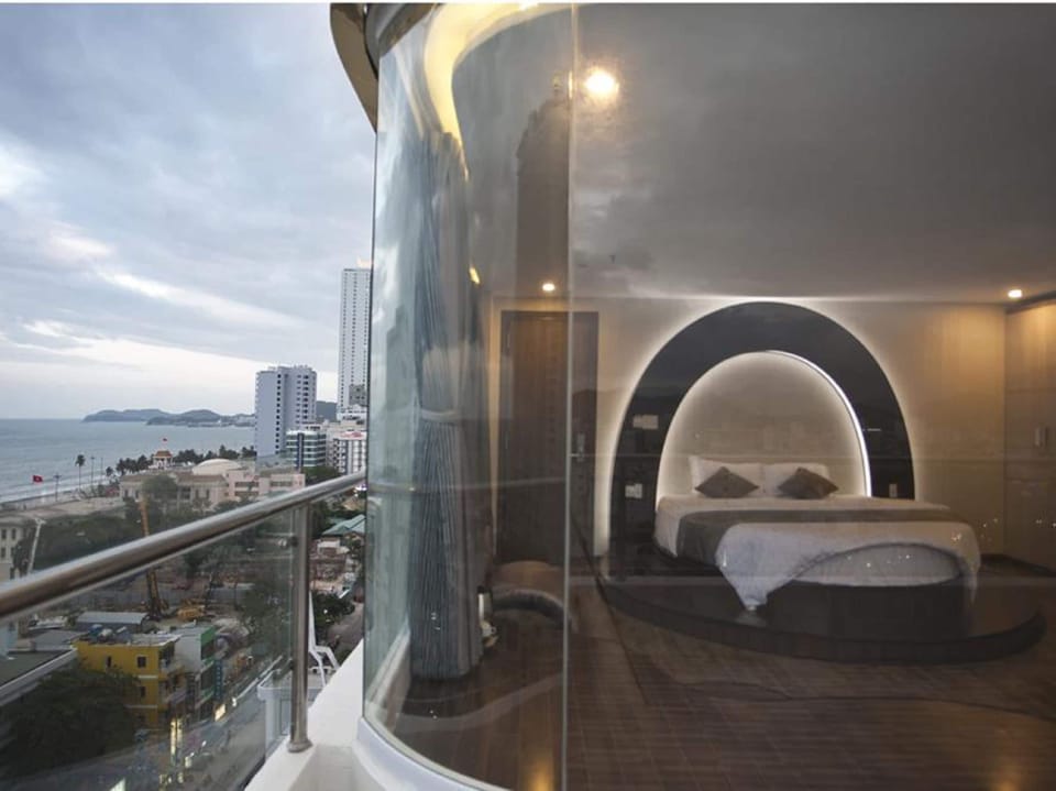 Suite | Minibar, in-room safe, soundproofing, free WiFi