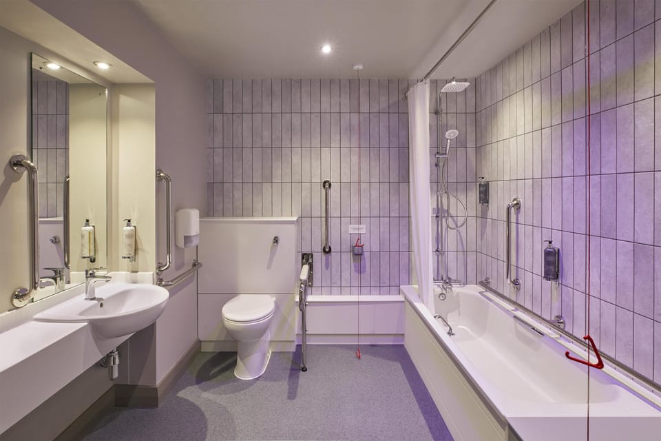 Standard Double Room, Accessible Bathtub | Bathroom | Hair dryer, towels, soap, shampoo