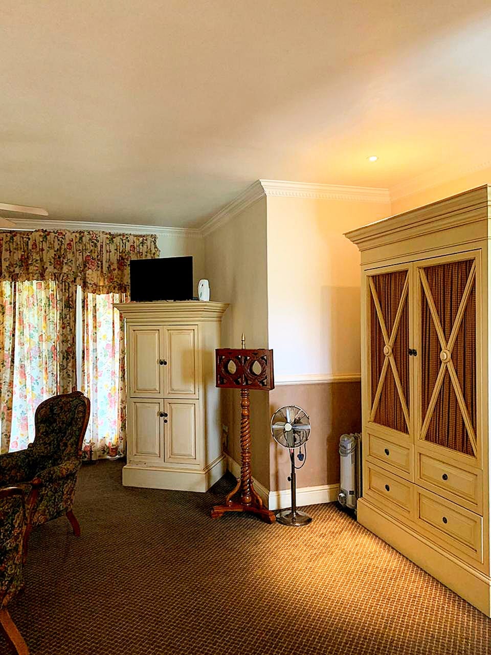 Deluxe Room | 1 bedroom, premium bedding, in-room safe, desk