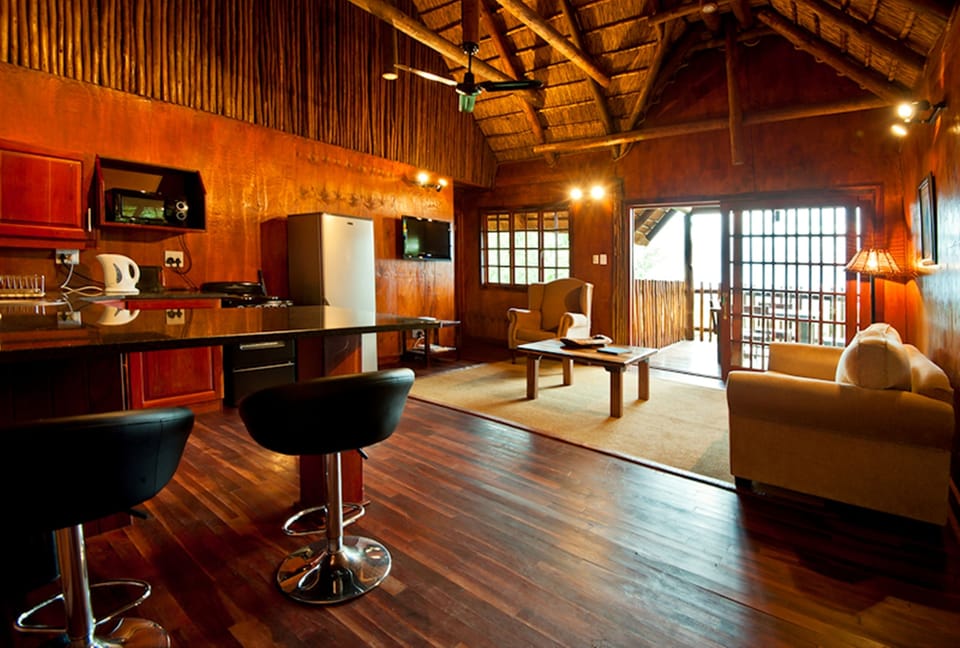 Luxury Cottage | Living area | 40-inch flat-screen TV with cable channels, TV