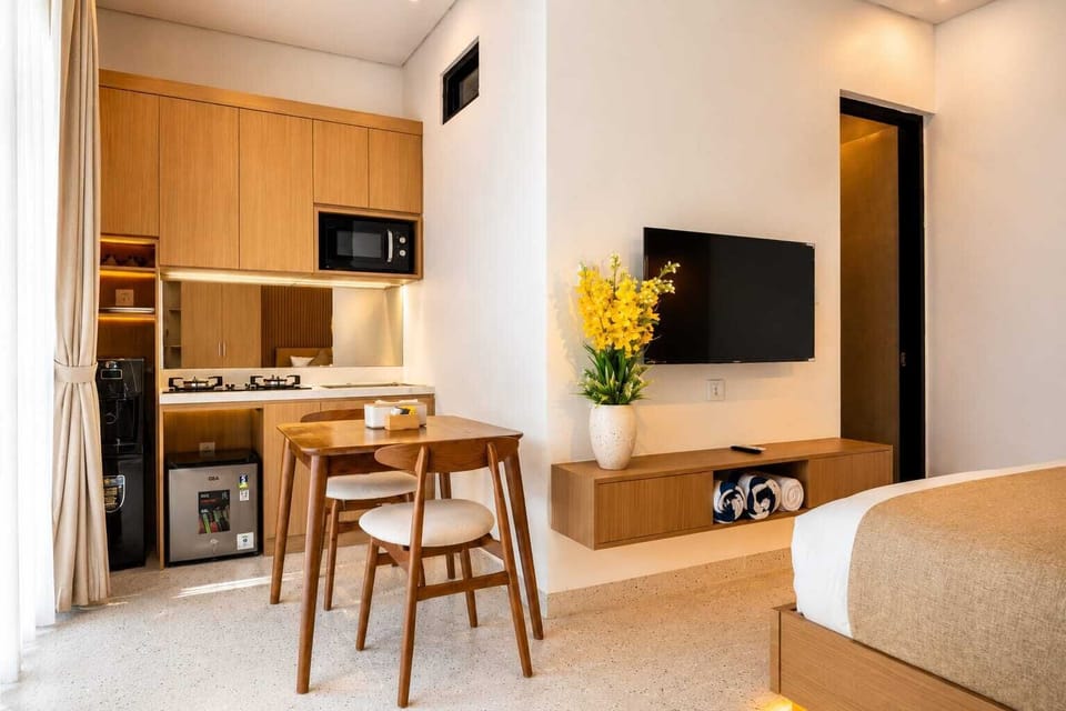 Deluxe Room | Private kitchenette | Full-size fridge, stovetop
