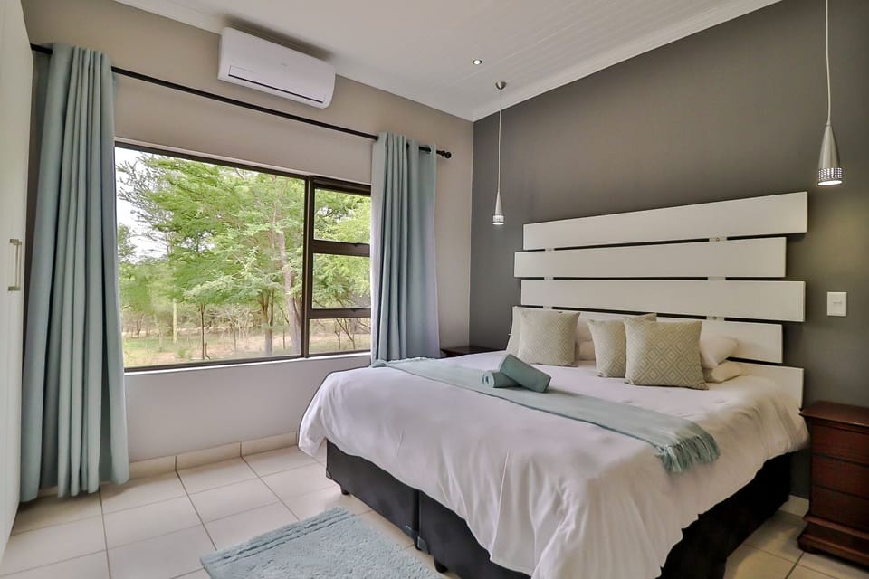 Luxury Suite | Living area | Flat-screen TV