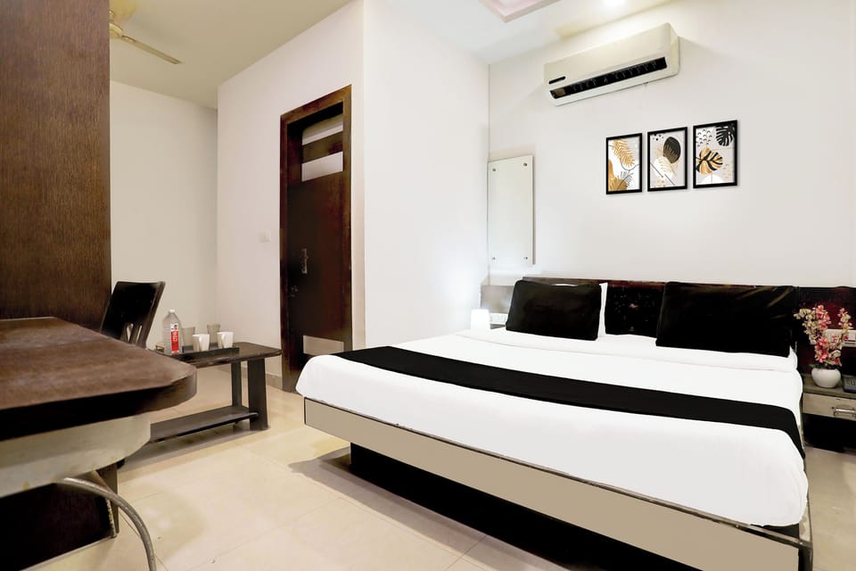 Classic Room | Desk, WiFi (free), bed sheets