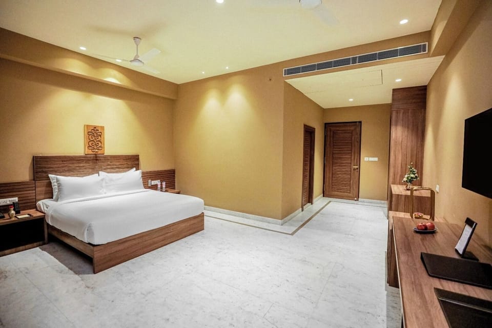 Basic Double Room | In-room safe, iron/ironing board, WiFi (free)