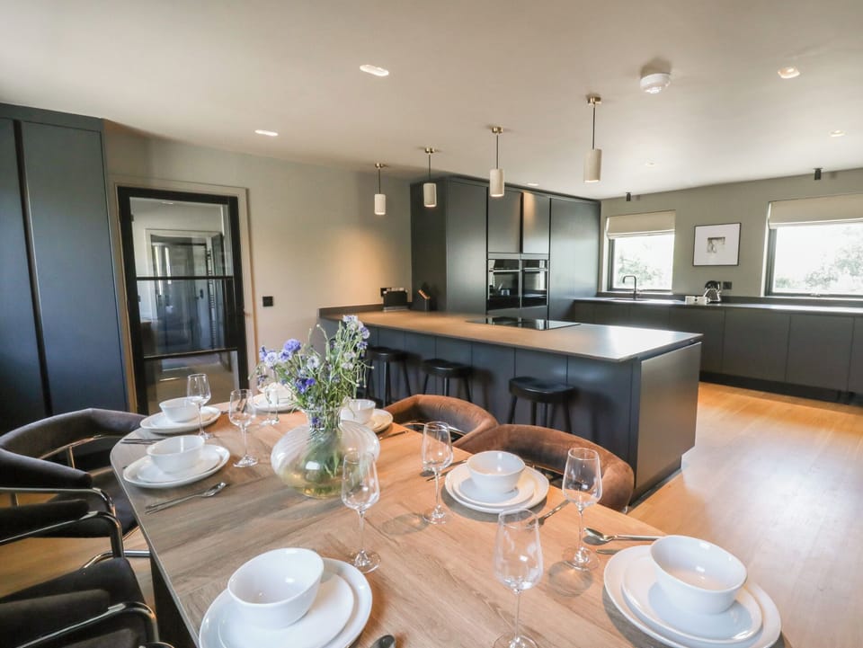 Cottage | Dining