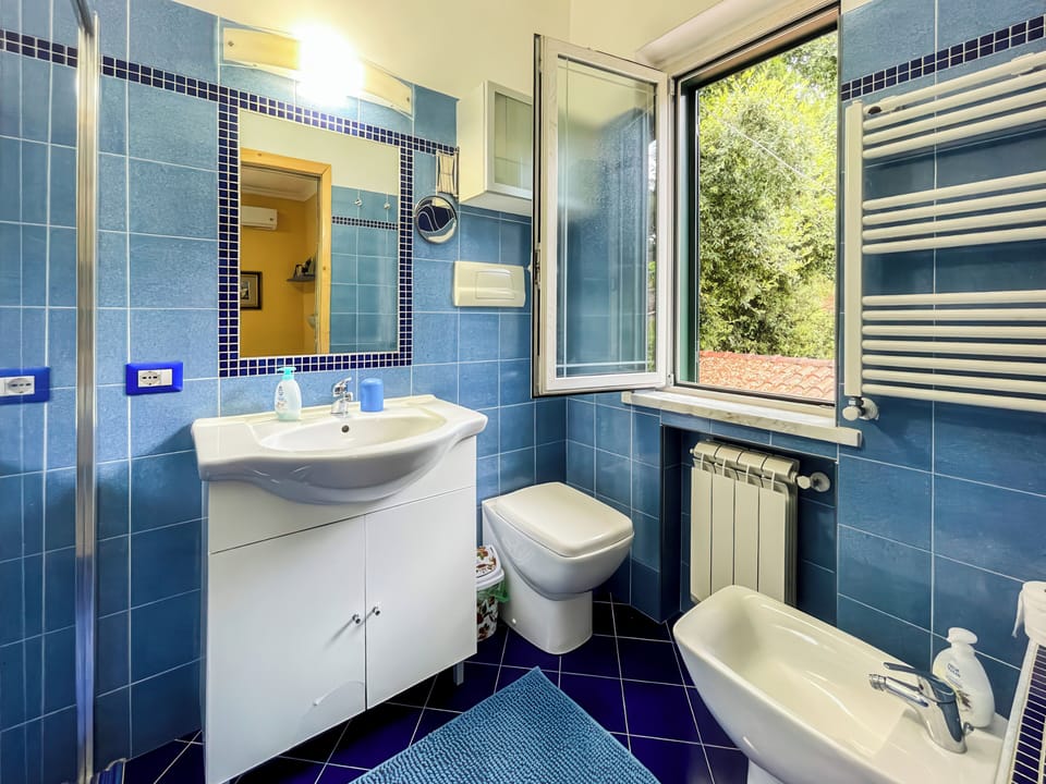 Basic Room, Balcony, City View | Bathroom