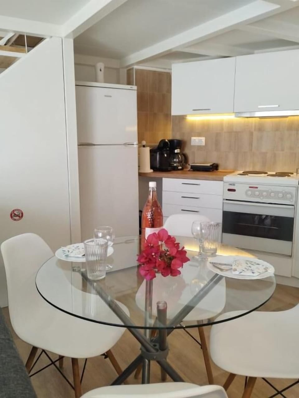 Deluxe Apartment, City View | Private kitchen | Fridge, oven, stovetop, cookware/dishes/utensils