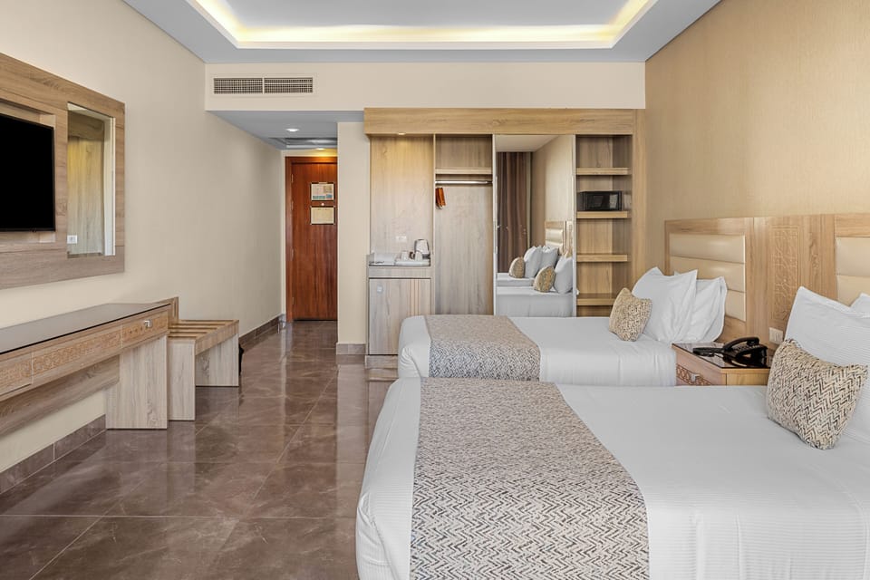 Hypo-allergenic bedding, minibar, in-room safe, desk