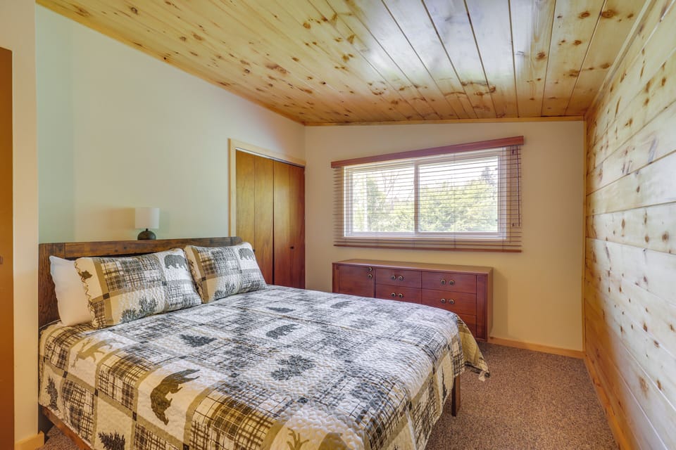 6 Mi to Lake Superior! All-season Family Retreat Cottage in Michigan