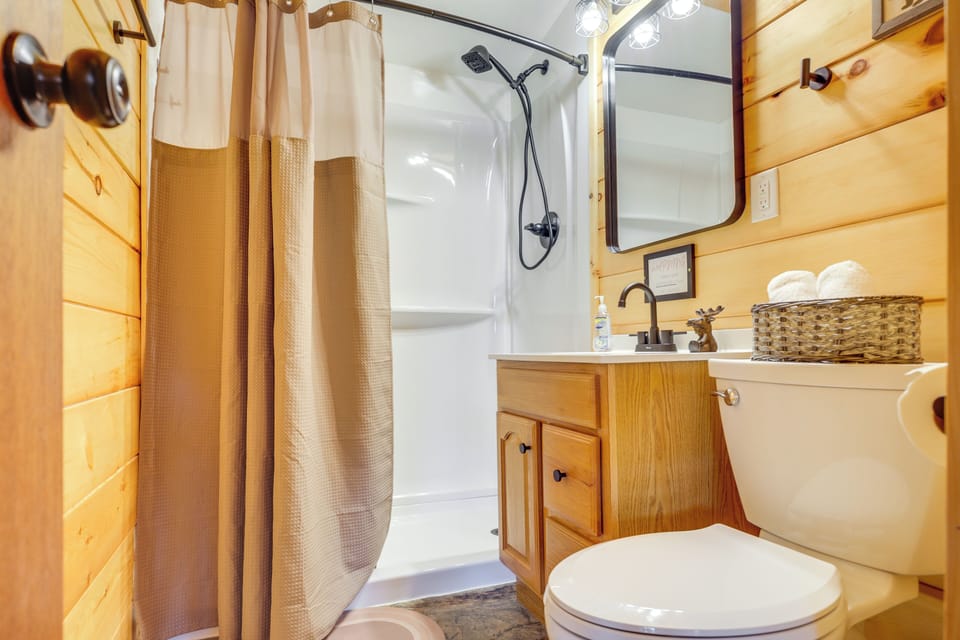 6 Mi to Lake Superior! All-season Family Retreat Cottage in Michigan