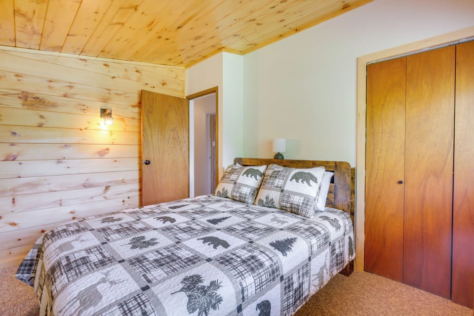 6 Mi to Lake Superior! All-season Family Retreat Cottage in Michigan