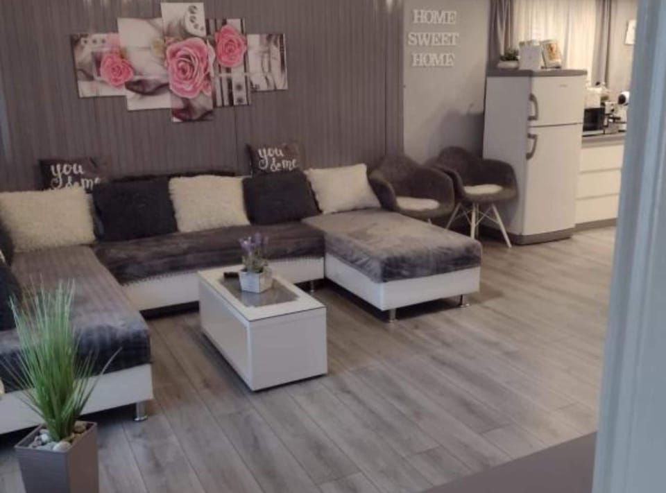 Apartment (Three Bedroom Apartment with Hot Tub) | Living room