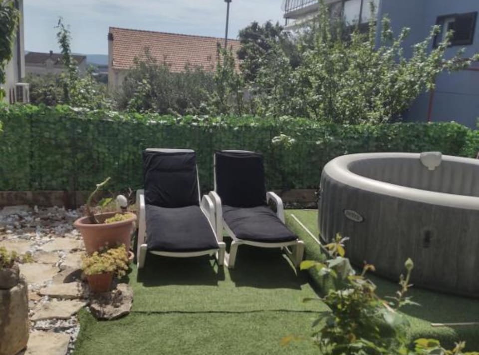 Apartment (Three Bedroom Apartment with Hot Tub) | Garden