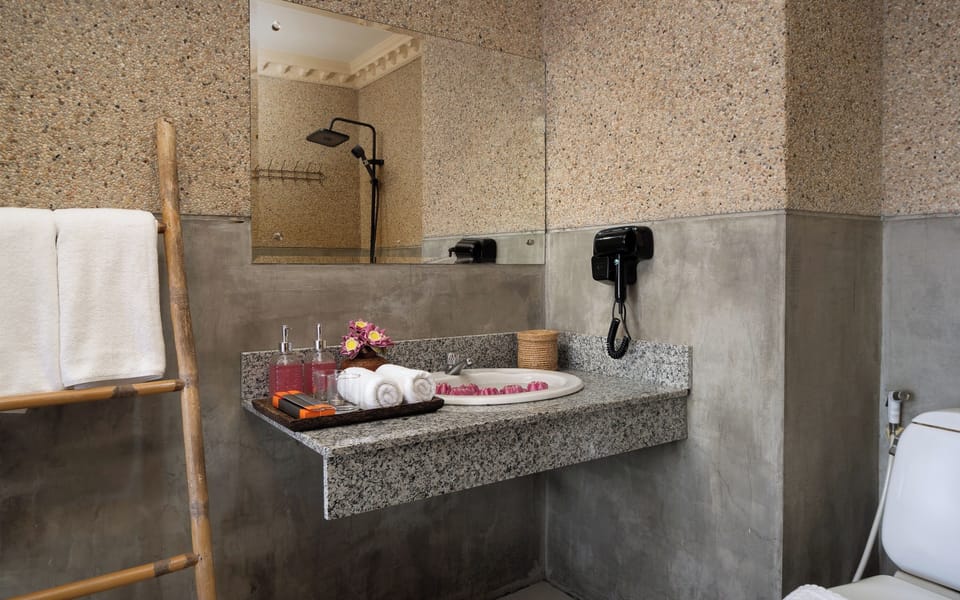 Deluxe Double or Twin Room (Free Bus Station Pick Up) | Bathroom amenities | Shower, rainfall showerhead, free toiletries, hair dryer