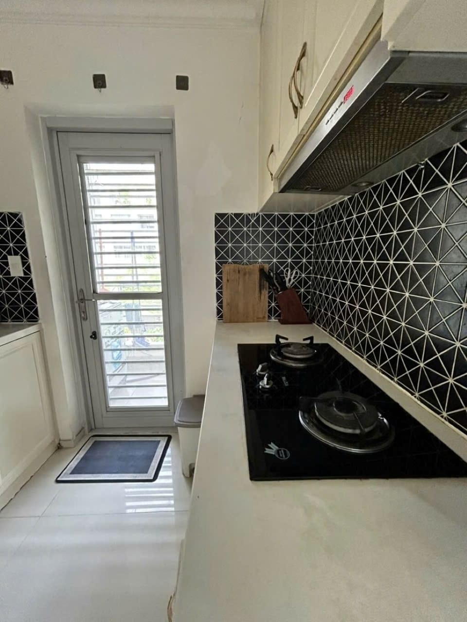 Deluxe Duplex, City View | Private kitchen | Full-size fridge, oven, stovetop, cookware/dishes/utensils