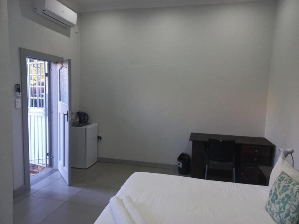 Deluxe Double Room, Garden View | Desk, laptop workspace, WiFi (free)