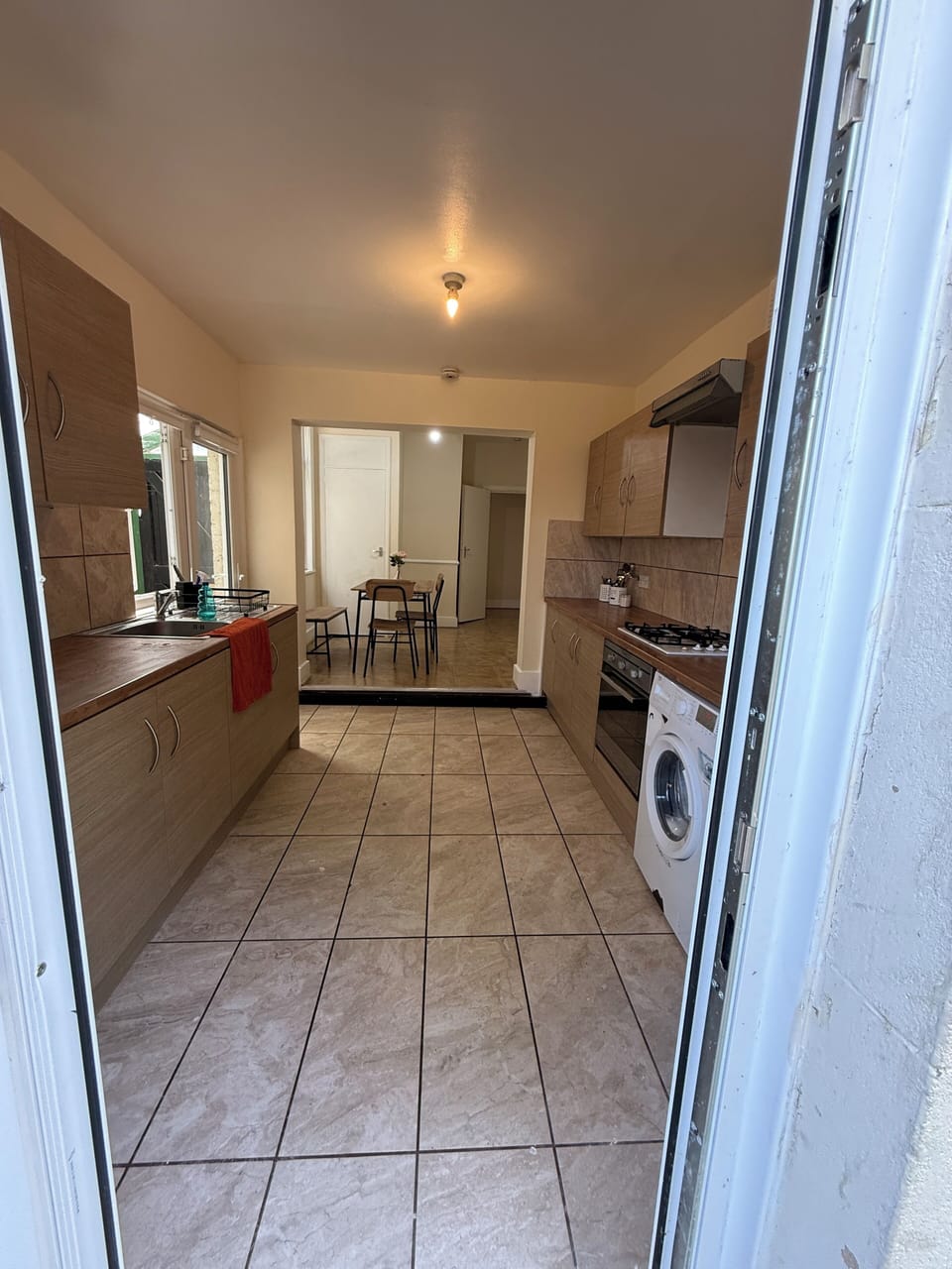 Full-size fridge, microwave, oven, stovetop