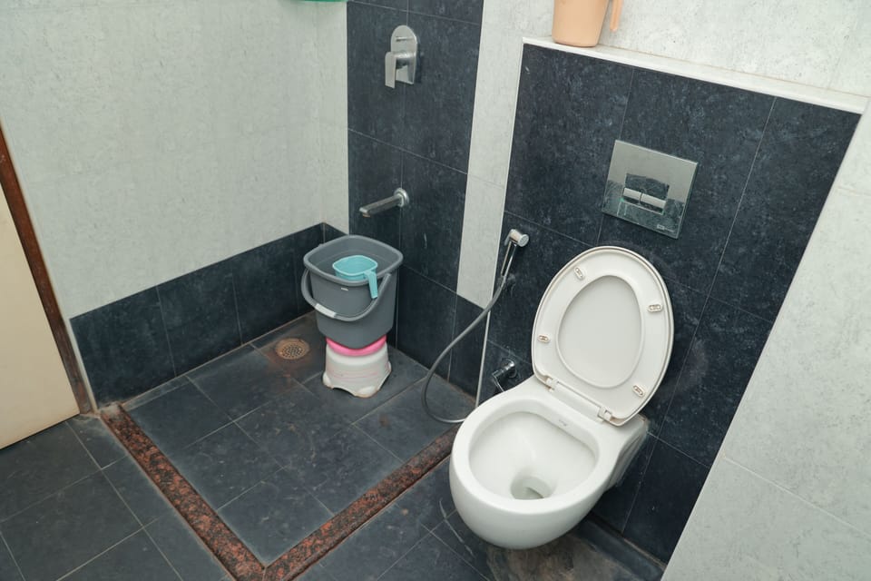 Business Room, City View | Bathroom | Shower, towels, soap, shampoo