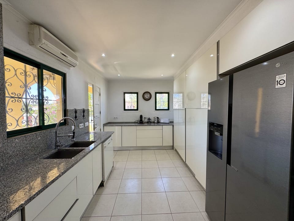 Coffee/tea maker, microwave, dishwasher
