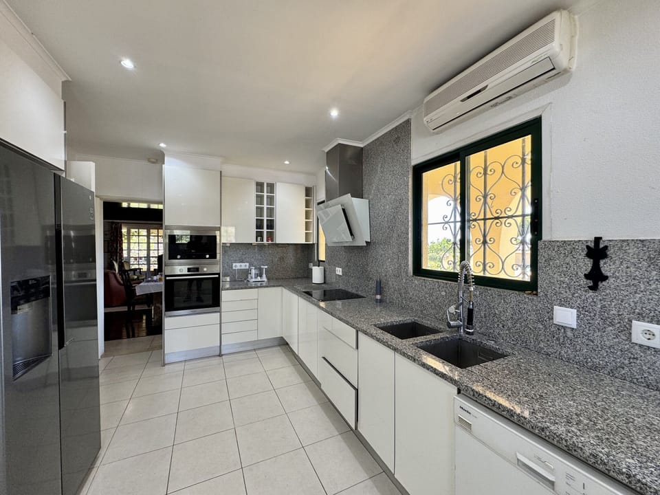 Coffee/tea maker, microwave, dishwasher