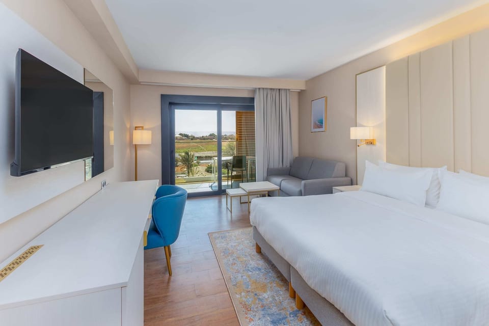 Comfort Room, City View | Hypo-allergenic bedding available, minibar (free items), in-room safe