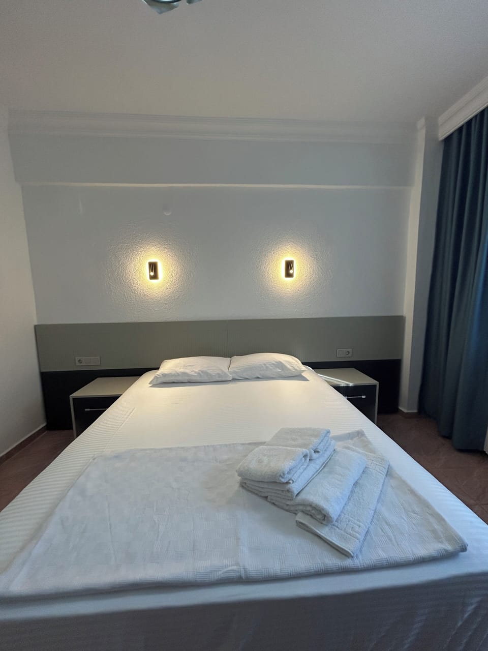 Premium bedding, laptop workspace, WiFi (free), bed sheets