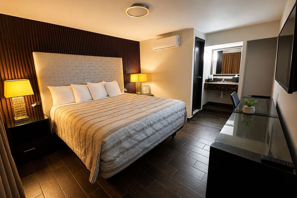Comfort Room | Desk, laptop workspace, iron/ironing board (on request), WiFi (free)