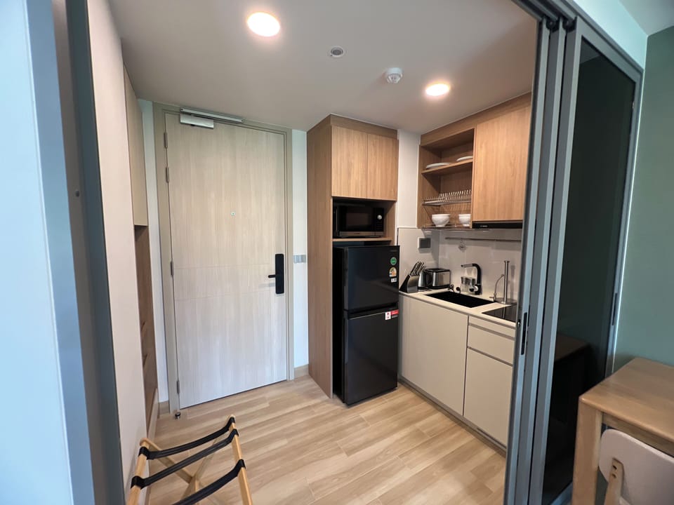 Deluxe Condo, Kitchenette, Garden View | Private kitchen