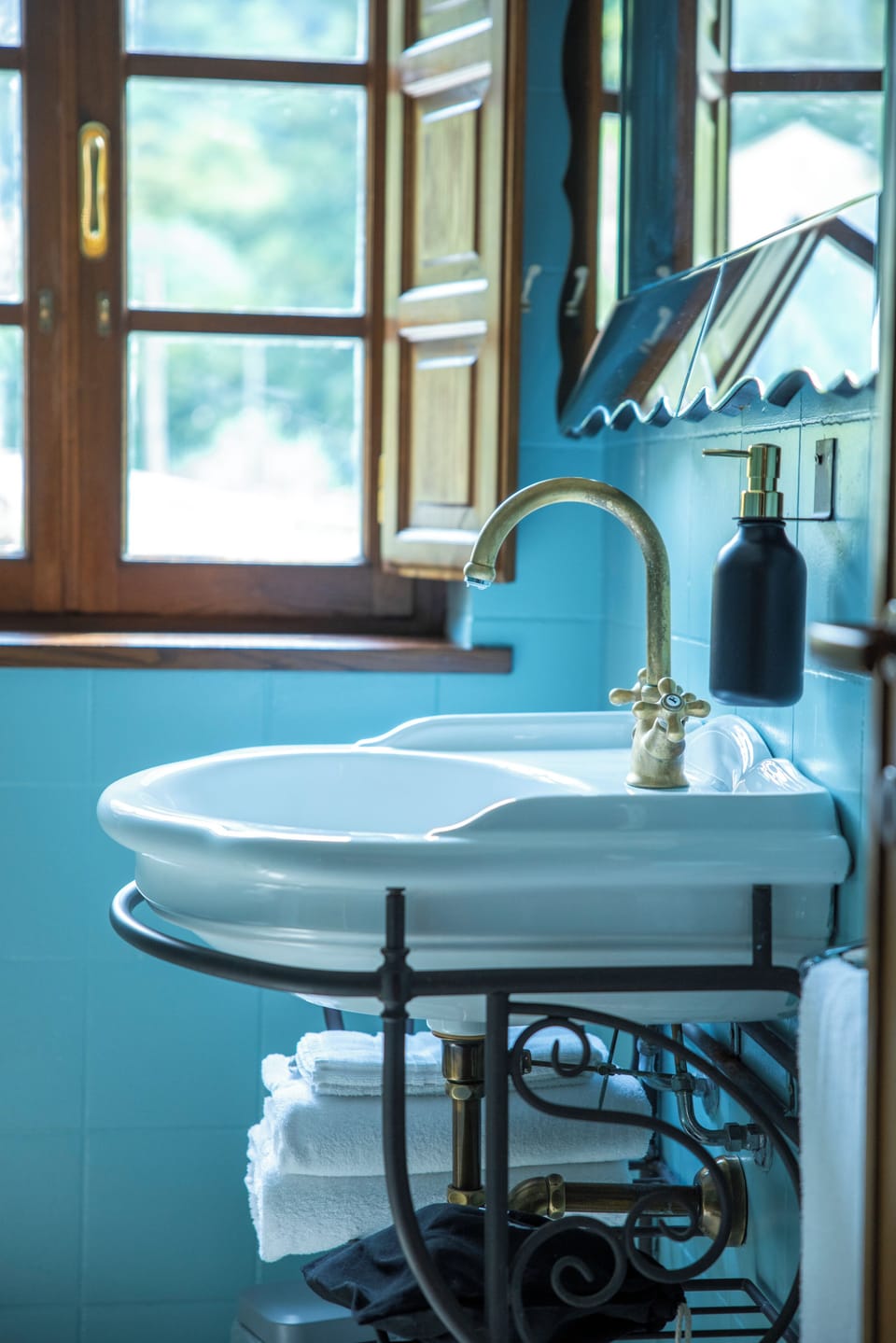 Deluxe Double Room | Bathroom | Shower, hair dryer, bidet, towels