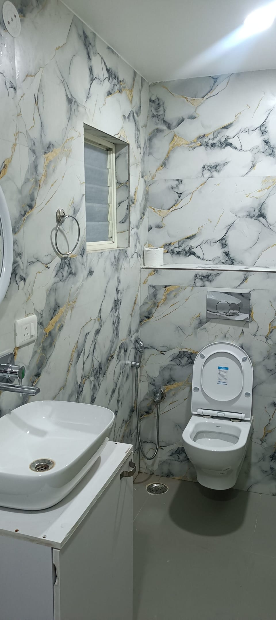 Deluxe Double Room, City View | Bathroom | Free toiletries, towels, soap, shampoo