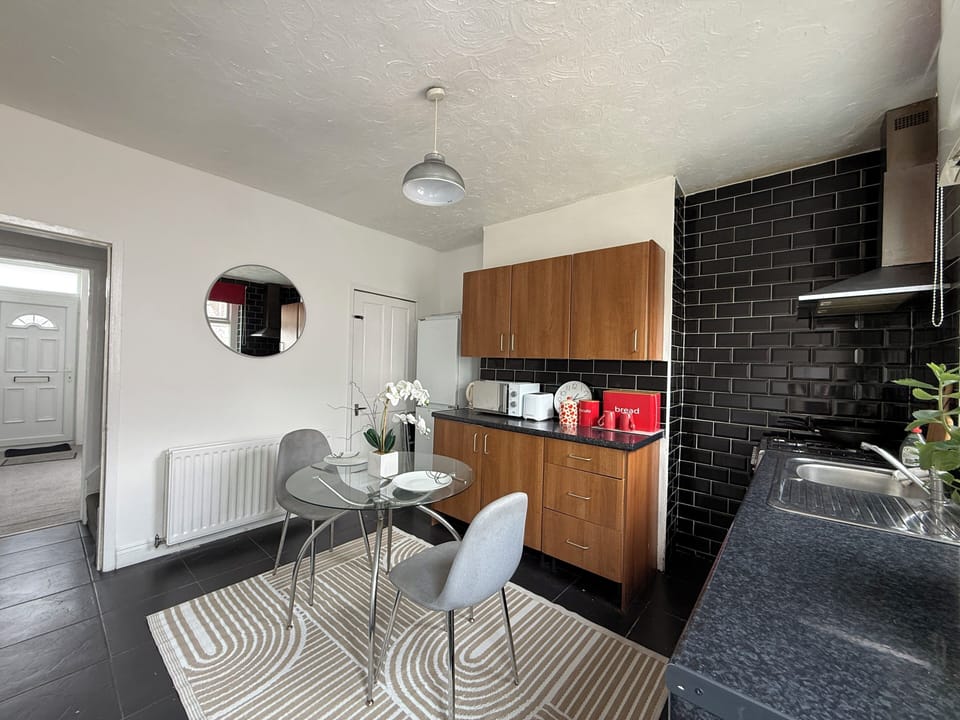 Comfort House | Private kitchen | Microwave, oven, stovetop, electric kettle