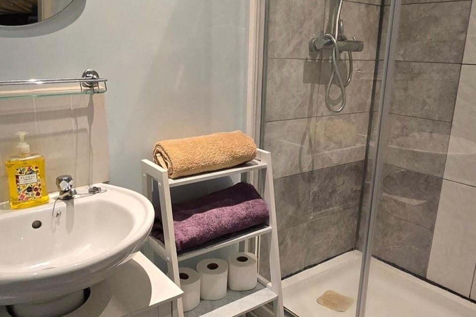Shower, towels