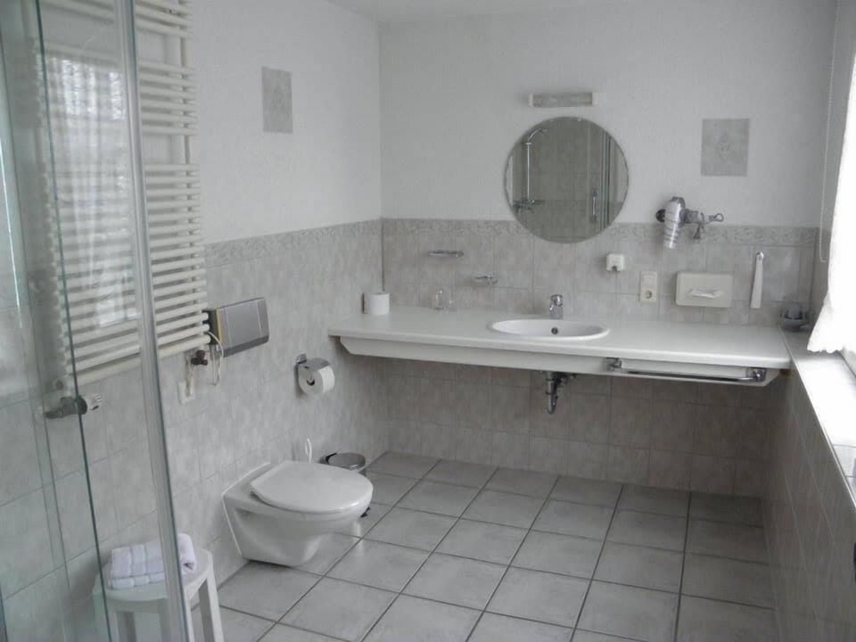 Double Room | Bathroom | Hair dryer, towels, soap, shampoo