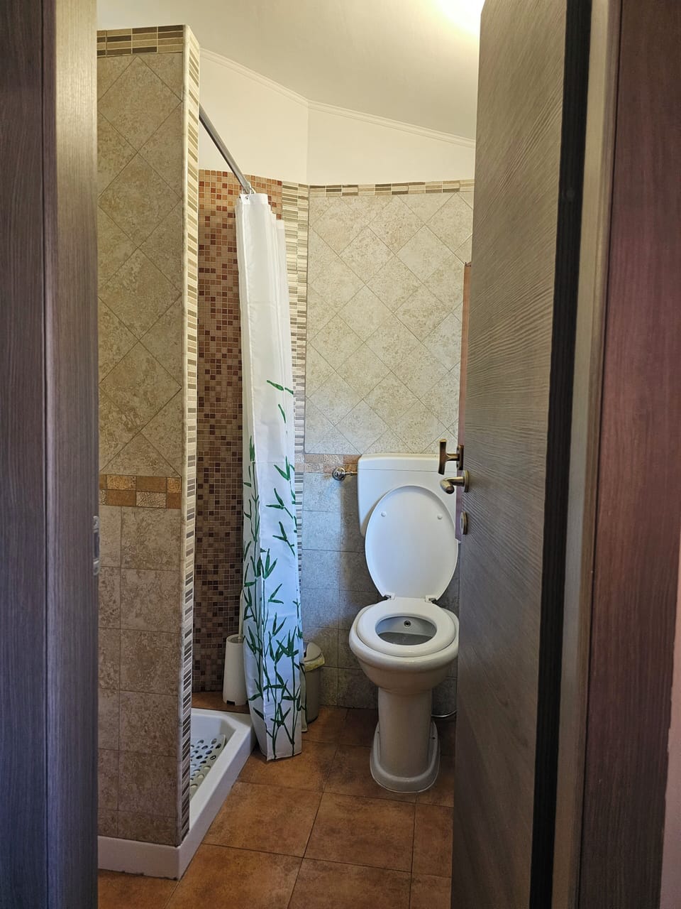 Comfort Double Room, Non Smoking | Bathroom | Hair dryer, towels, soap, shampoo